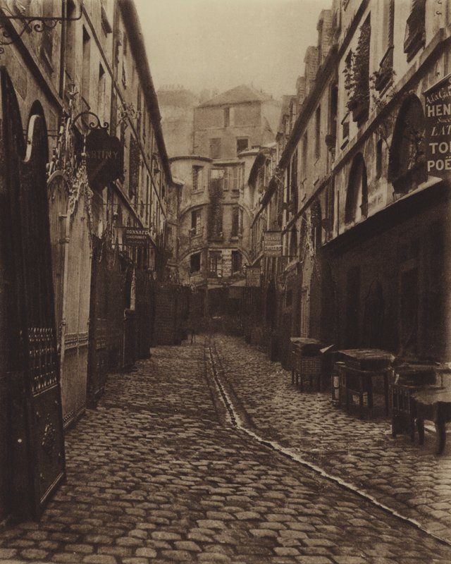 O pátio do Dragão, ao fundo da rue de Rennes (foto a p/b) de (after) French Photographer
