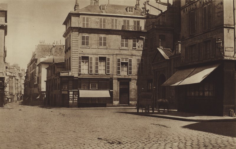 A praça Saint-Germain-des-Pres e a rua Bonaparte (foto a p/b) de (after) French Photographer