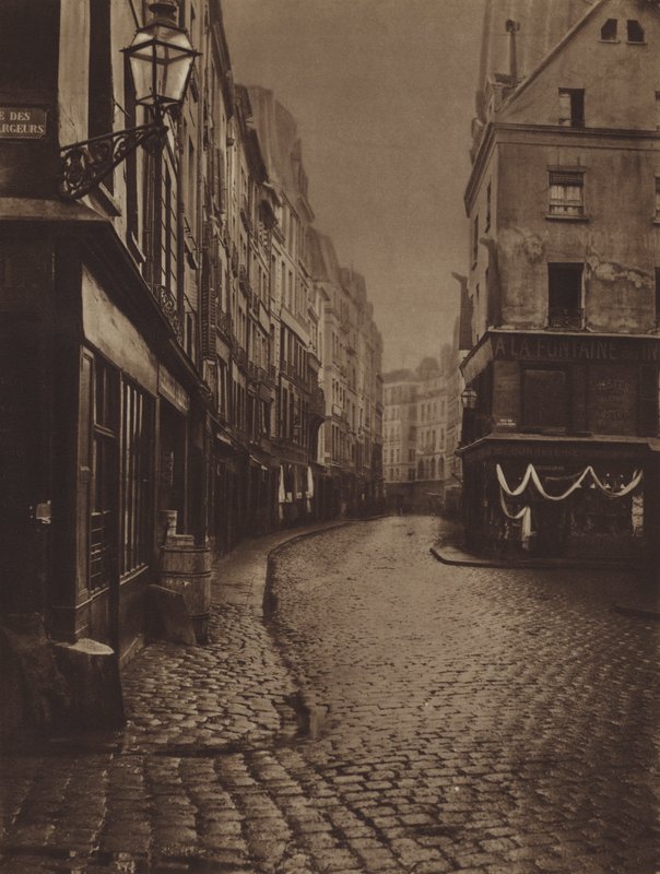 Rua Saint-Honore, tirada da intersecção das ruas Lingerie e Dechargeurs (foto a p/b) de (after) French Photographer