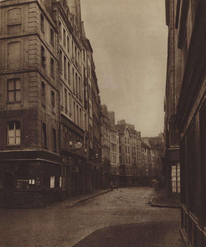 A rue de la Ferronnerie, tirada da rue de la Reynie, o início da rua ainda permanece (foto a p/b) de (after) French Photographer