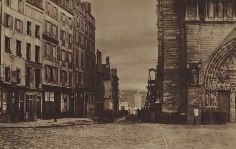 Rue du Cloitre-Notre-Dame, vista do Parvis por volta de 1865 (foto a p/b) de (after) French Photographer