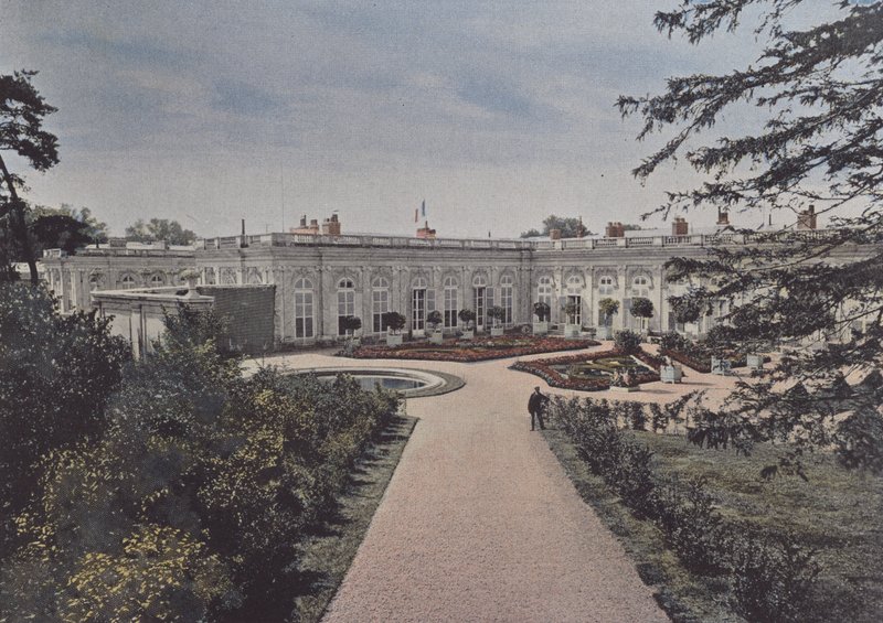 A vista geral do Grand Trianon (foto colorida) de (after) French Photographer