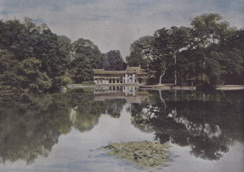 O Petit Trianon, Vista do Hamlet e do Lago (foto colorida) de (after) French Photographer