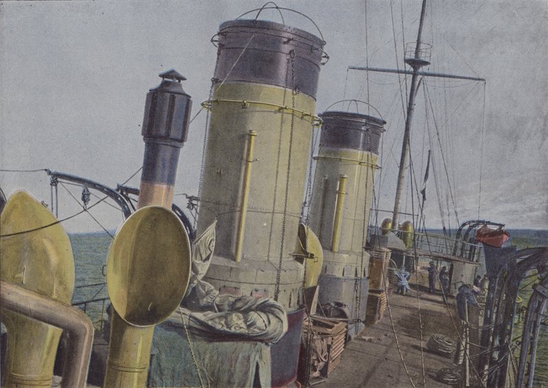 O rolo a bordo de um navio de guerra (foto colorida) de (after) French Photographer