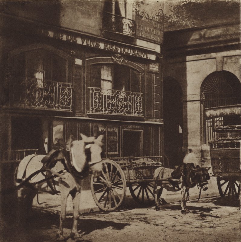 A entrada do restaurante Laperouse, quai des Grands-Augustins (foto a p/b) de (after) French Photographer
