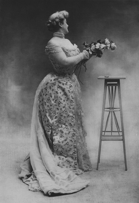 Madame Alibert, Corset Maker (foto a p/b) de (after) French Photographer