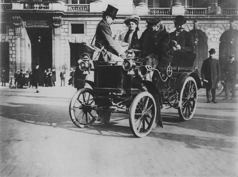 Max Richard no seu carro de 8 HP (foto a p/b) de (after) French Photographer