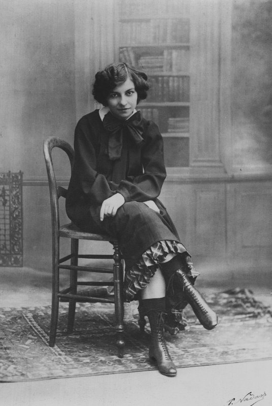 Miss Polaire como "Claudine" (foto a p/b) de (after) French Photographer