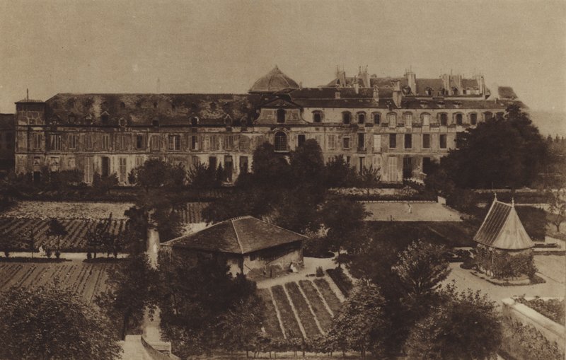 Monastério N-D-de-Charite, conhecido como Saint-Michel, substituído pelo Instituto Radium, rue Pierre-Curie (foto a p/b) de (after) French Photographer