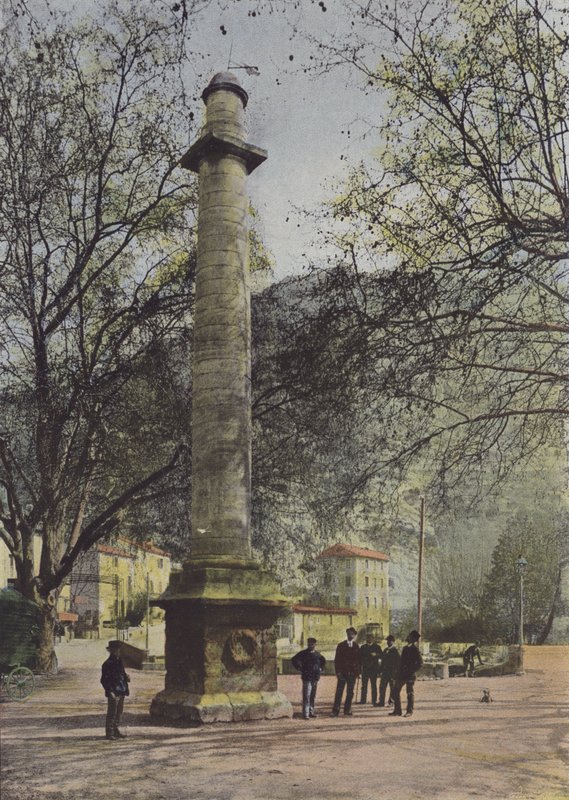 Monumento de Laure e Petrarca (foto colorida) de (after) French Photographer