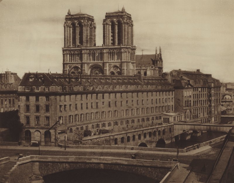 Notre-Dame mascarado pelo antigo Hotel-Dieu (foto a p/b) de (after) French Photographer