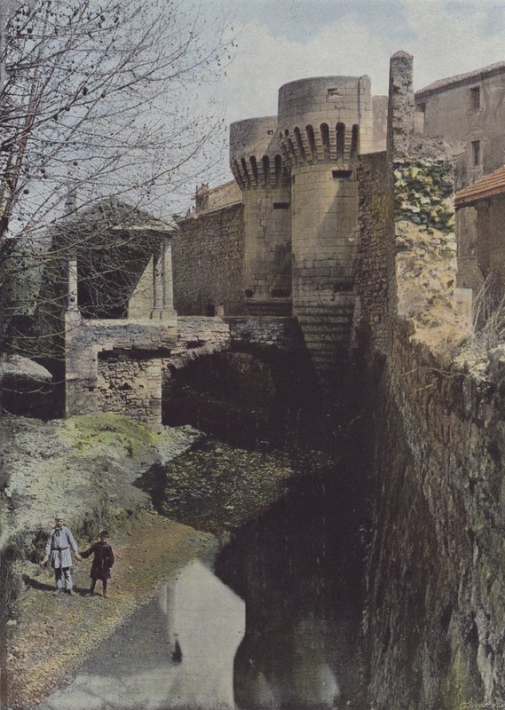 Pernes, Chateau (foto colorida) de (after) French Photographer