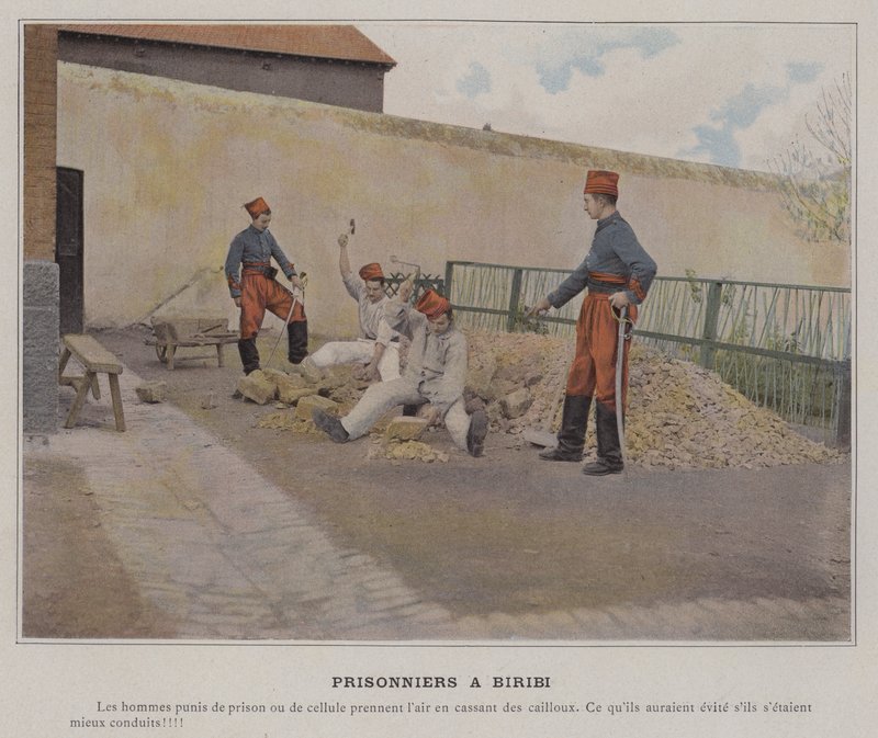 Prisioneiros a Biribi (foto colorida) de (after) French Photographer