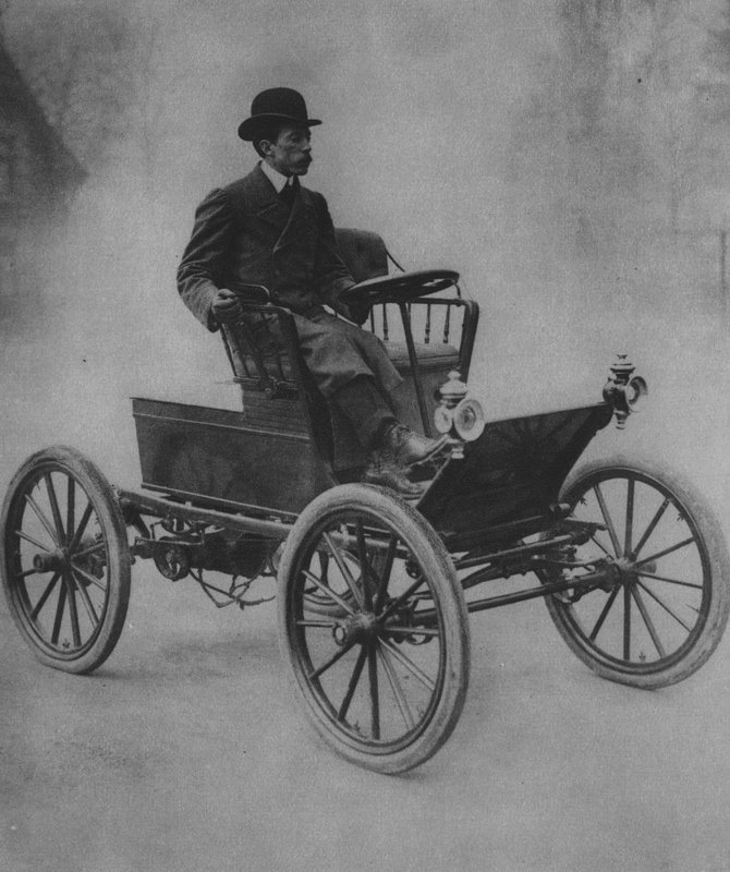 Santos Dumont Conduzindo seu carro (foto a p/b) de (after) French Photographer