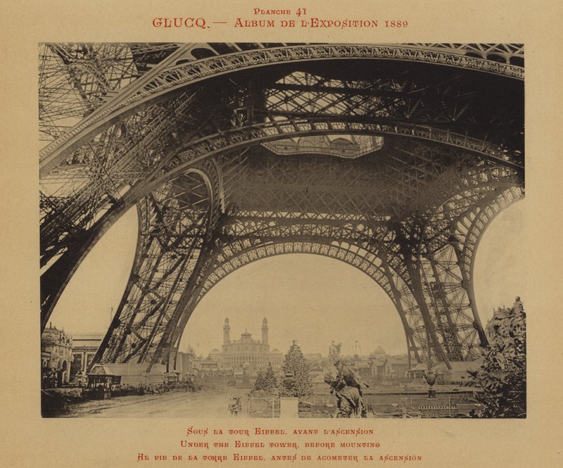 Debaixo da Torre Eiffel, antes da montagem (foto a p/b) de (after) French Photographer