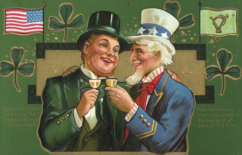 Tio Sam e um leprechaun tilintando seus óculos de American School