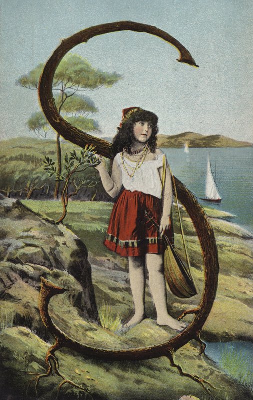Menina com pedaço de madeira na forma da letra S de English School