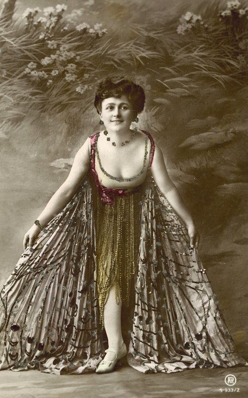 Atriz de vestido extravagante, com impressionante decote de French Photographer