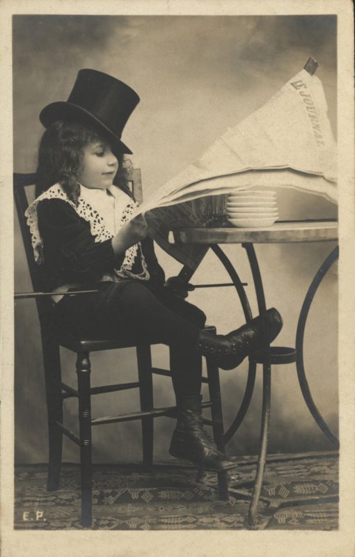 Menino, lendo um jornal de French Photographer