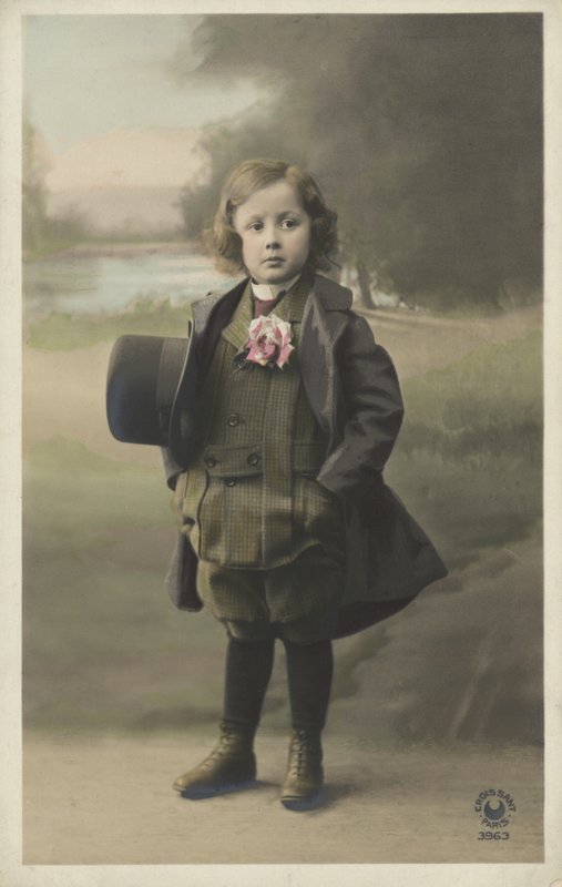 Menino formalmente vestido de French Photographer