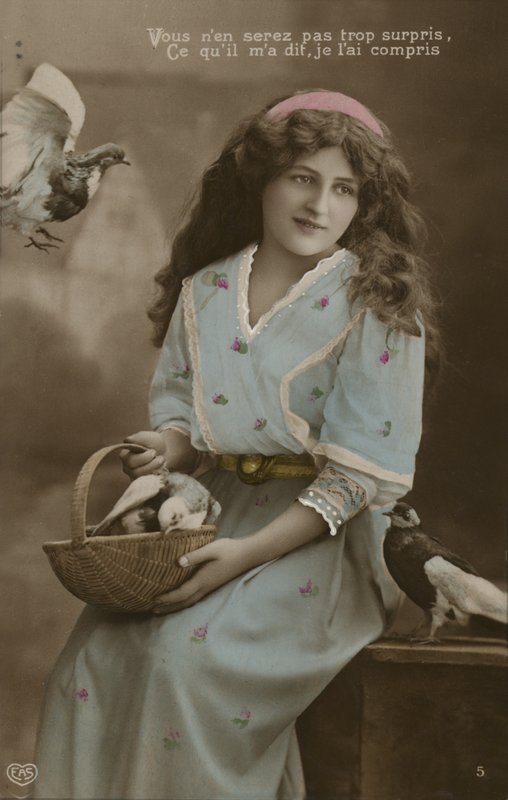 Menina, alimentação, pombas de French Photographer