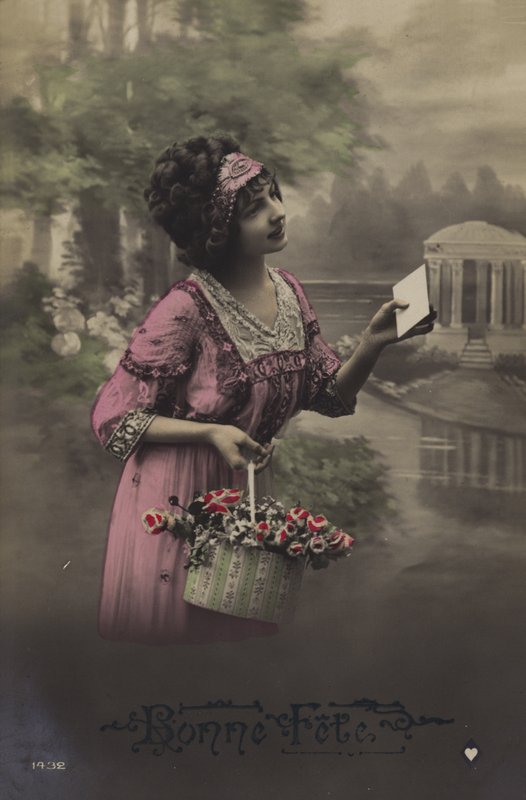 Menina segurando uma carta de French Photographer