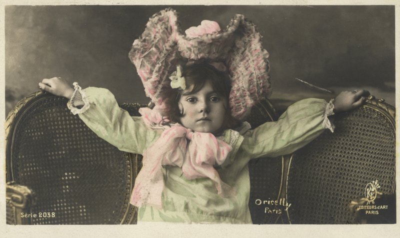 Menininha, em, um, grande, chapéu de French Photographer