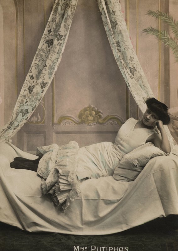 Menina reclinada de French Photographer
