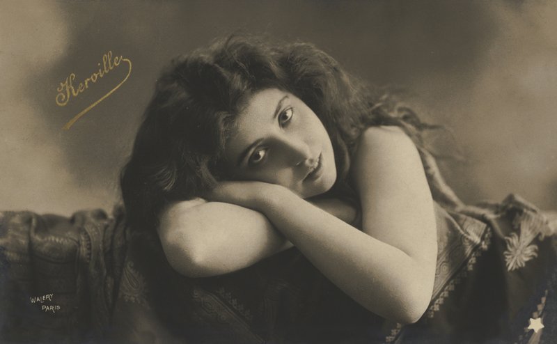 Menina reclinada de French Photographer