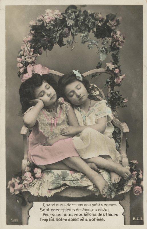 Duas meninas dormindo de French Photographer