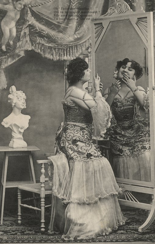 Mulher, em, um, elaborado, vestido de French Photographer