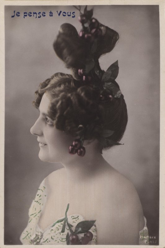 Mulher, com, elaborado, penteado, com, cerejas de French Photographer