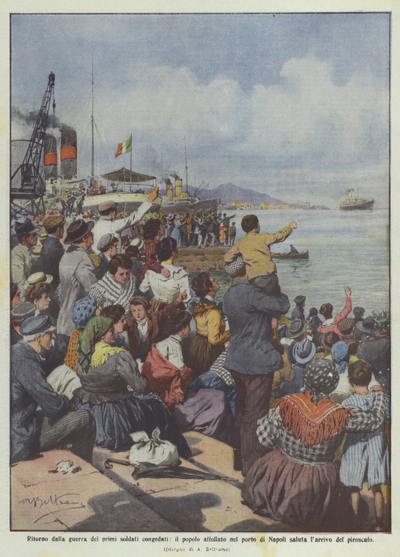 De volta da guerra dos primeiros soldados demitidos, as pessoas lotadas no porto de Nápoles dizem olá de Achille Beltrame