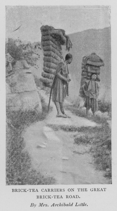 Transportadores de tijolos na estrada Great Brick-Tea (foto a p/b) de Alicia Little