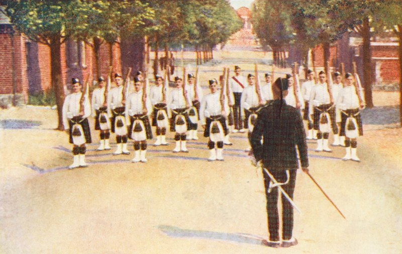 Primeira Guerra Mundial: Pelotão de treino em Aldershot (litografia a cores) de Allan Stewart