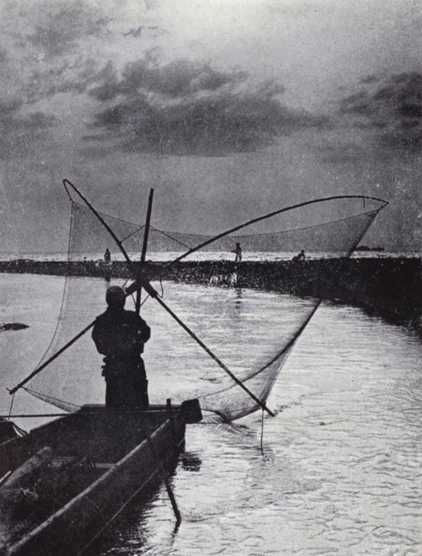 Um pescador japonês desenhando sua rede (foto a p/b) de American Photographer (after)