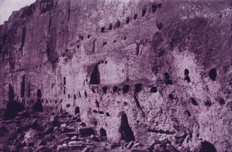 Moradias abandonadas nas cavernas dos penhascos, perto de Espanola (foto a p/b) de American Photographer (after)