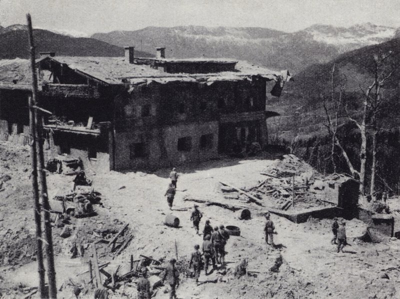 Tropas americanas e francesas inspeccionam as ruínas do retiro do líder nazi Adolf Hitler em Berchtesgaden, nos Alpes da Baviera, Segunda Guerra Mundial, maio de 1945 (fotografia a preto e branco) de American Photographer (after)
