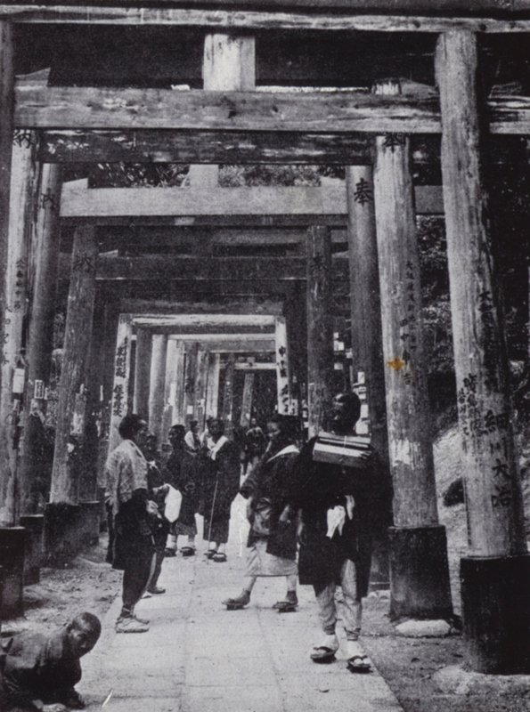 Uma aproximação ao Templo Shinto de Inari (foto a p/b) de American Photographer (after)