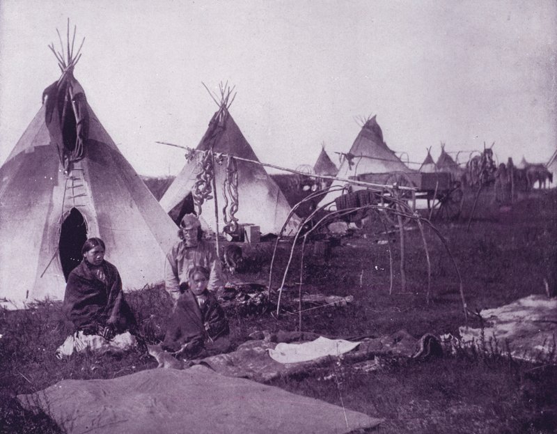 Um acampamento de índios Sioux, Dakota (foto a p/b) de American Photographer (after)