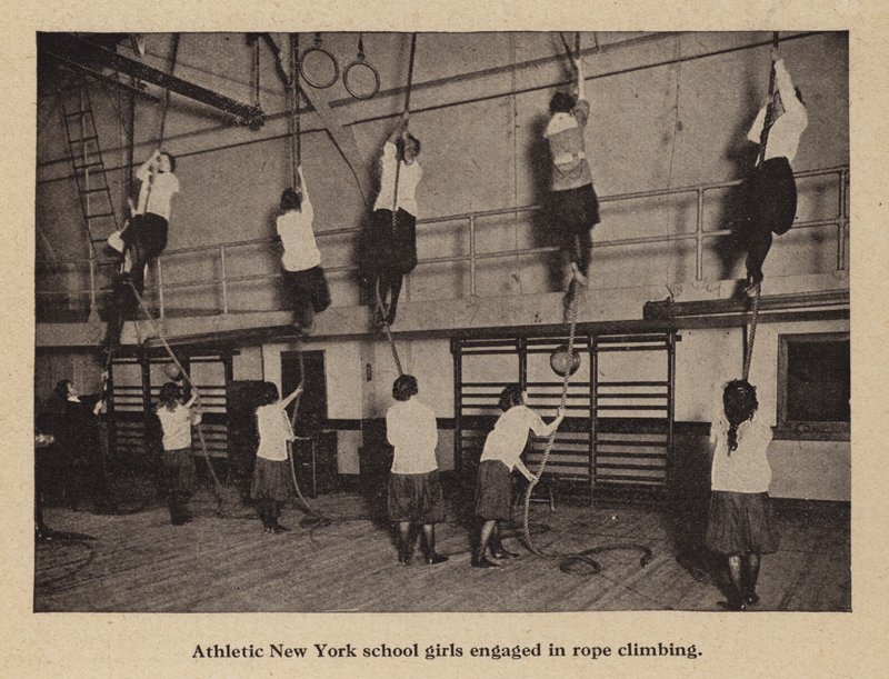 Escolas atléticas de Nova Iorque envolvidas em escalada por corda (foto a p/b) de American Photographer (after)