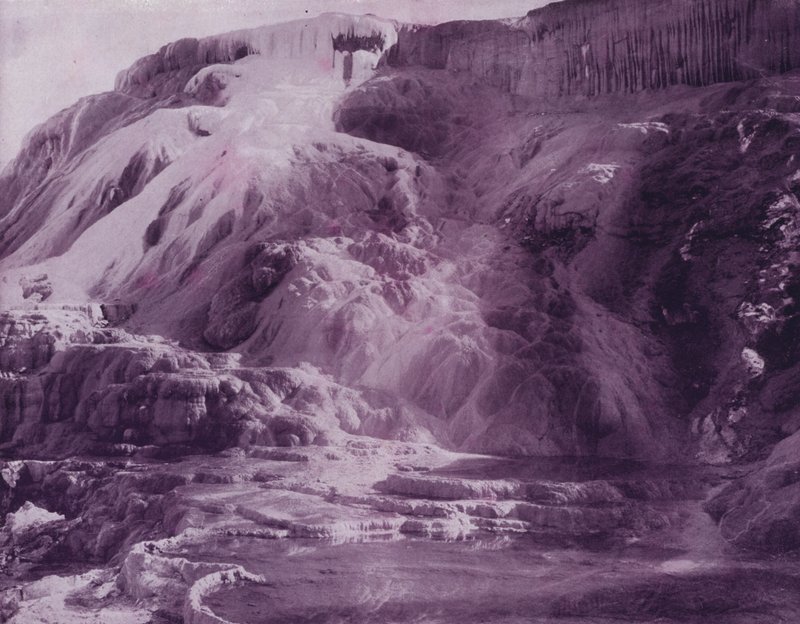 Beryl Springs e Cleopatra Terrace, Parque Nacional de Yellowstone (foto a p/b) de American Photographer (after)