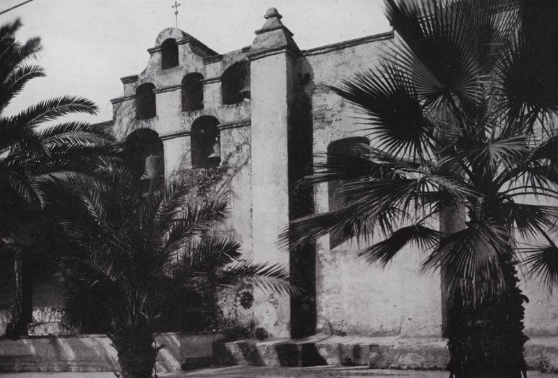 Califórnia: Sinos da Missão San Gabriel, fundada em 1771, nas encostas dos contrafortes cobertos de papoila perto de Pasadena (foto a p/b) de American Photographer (after)