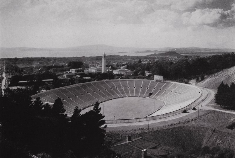 Califórnia: Berkeley, Estádio Memorial da Universidade da Califórnia, 75.000 lugares (foto a p/b) de American Photographer (after)