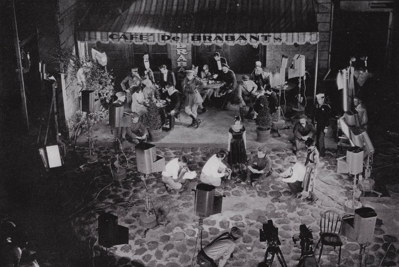 Califórnia: Hollywood, Um "filme" em produção em um dos muitos estúdios cinematográficos perto de Los Angeles (foto a p/b) de American Photographer (after)
