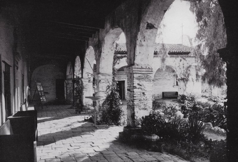 Califórnia: Missão San Juan Capistrano, fundada em 1776, ao sul de Los Angeles (foto a p/b) de American Photographer (after)