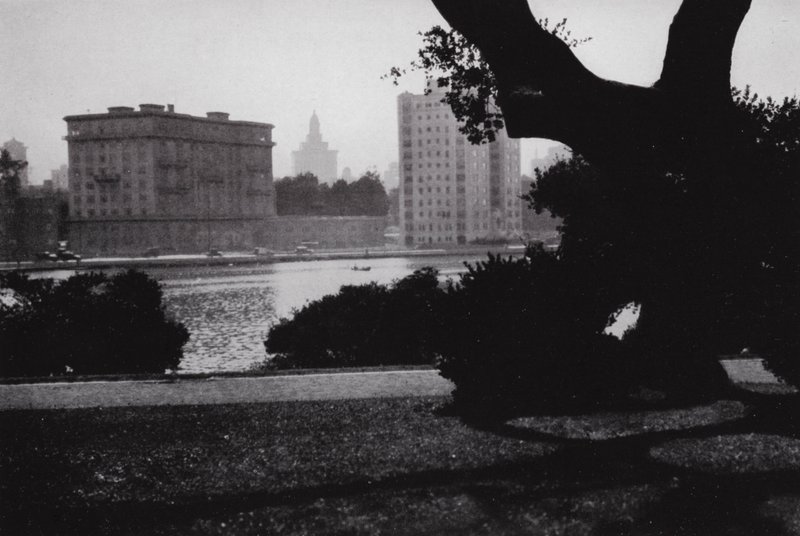 Califórnia: Oakland, Lago Merritt, no coração da cidade, rodeado por grandes edifícios e muitas casas bonitas (foto a p/b) de American Photographer (after)