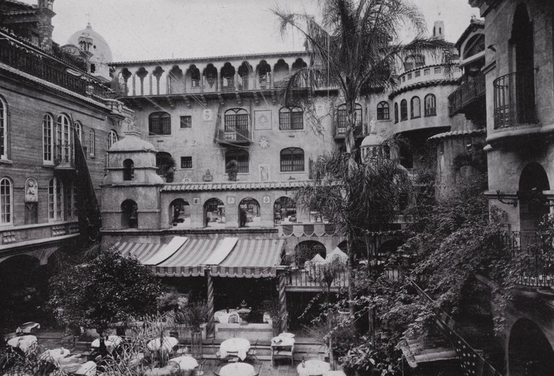 Califórnia: Riverside, Patio Dining Room of the Glenwood Mission Inn (foto a p/b) de American Photographer (after)