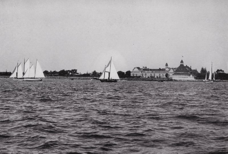 Califórnia: San Diego, Hotel Del Coronado na Baía de San Diego, um dos lugares de prazeres mais preferidos da Califórnia durante todo o ano (foto a p/b) de American Photographer (after)