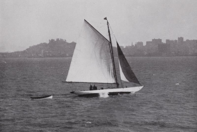 Califórnia: Baía de São Francisco, com silhueta de Telegraph Hill e Russian Hill em fundo (foto a p/b) de American Photographer (after)